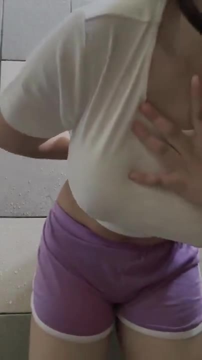 Mandi Bareng Lara Kontol Keras & Croootan Nikmat di Kamar Mandi!